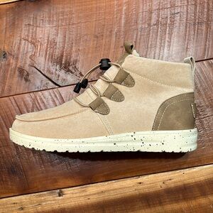 Lightweight hiking booties. Beautiful tan coloring with faux leather heel.